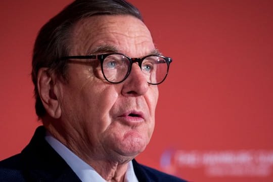 Altkanzler Gerhard Schröder befürwortet die Pläne von 96-Boss Martin Kind.
