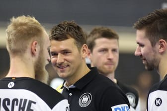 Die Chemie stimmt im Team von Handball-Bundestrainer Christian Prokop (M.