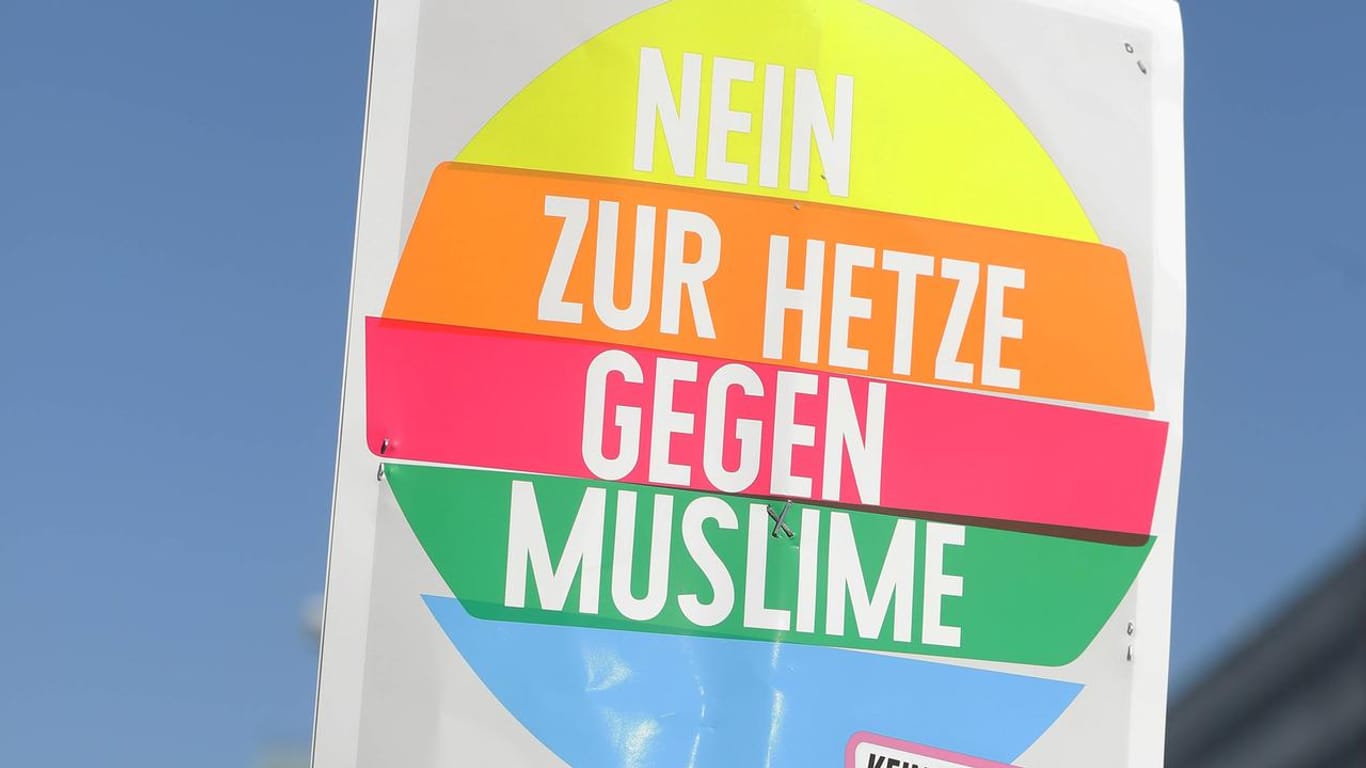 Demo gegen Hetze: Von Januar bis September zählten die Behörden demnach 578 Angriffe auf Muslime, Moscheen und andere Einrichtungen in Deutschland.