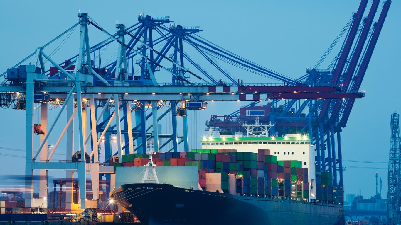 Frachtschiff im Containerhafen: Laut Wirtschaftswissenschaftlern wird sich die Konjunktur 2019 abkühlen.