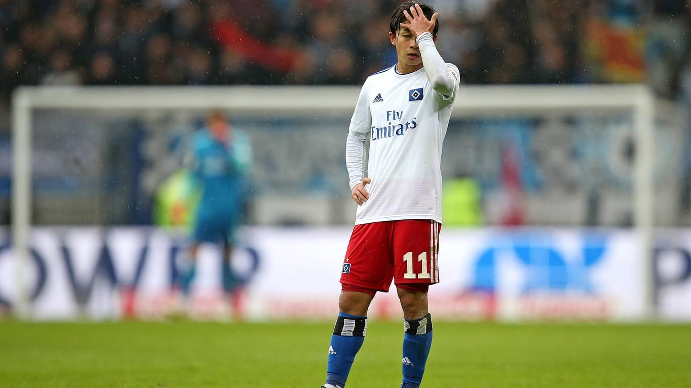 HSV-Spieler Tatsuya Ito geht nach dem Spiel gegen den SSV Jahn Regensburg enttäuscht über den Platz. (Archivfoto)