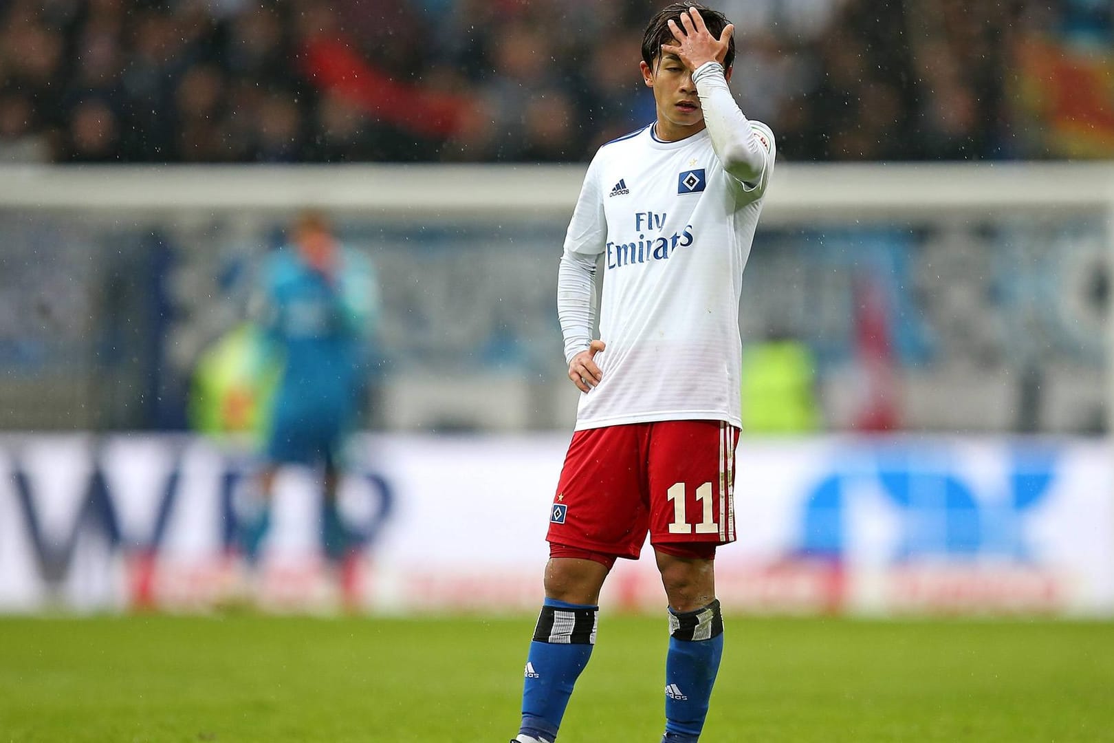HSV-Spieler Tatsuya Ito geht nach dem Spiel gegen den SSV Jahn Regensburg enttäuscht über den Platz. (Archivfoto)