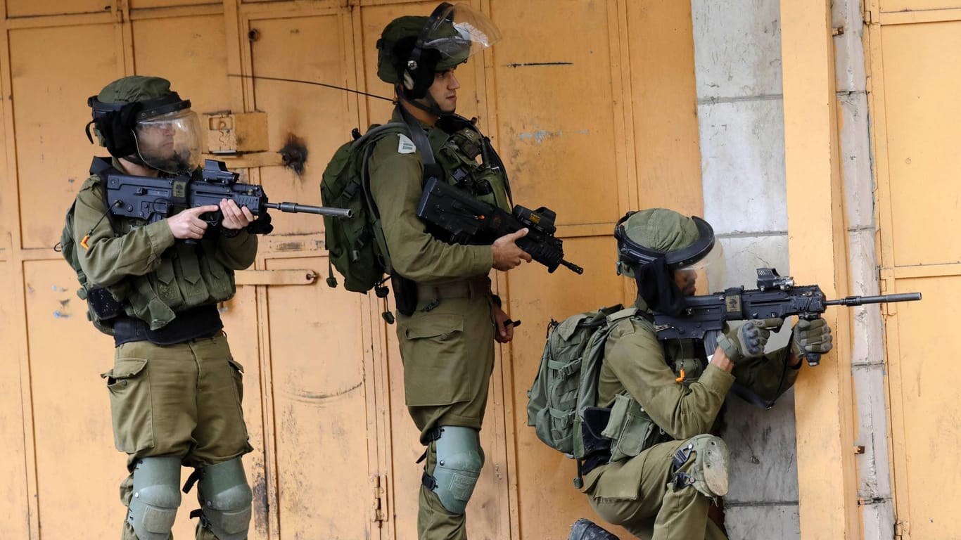 Mitglieder der israelischen Armee im Oktober 2018 bei Zusammenstößen zwischen Israelis und Palästinensern: Nach der Tötung von zwei mutmaßlichen palästinensischen Attentätern, tötete ein Palästinenser offenbar zwei Israelis und verletzte zwei weitere.