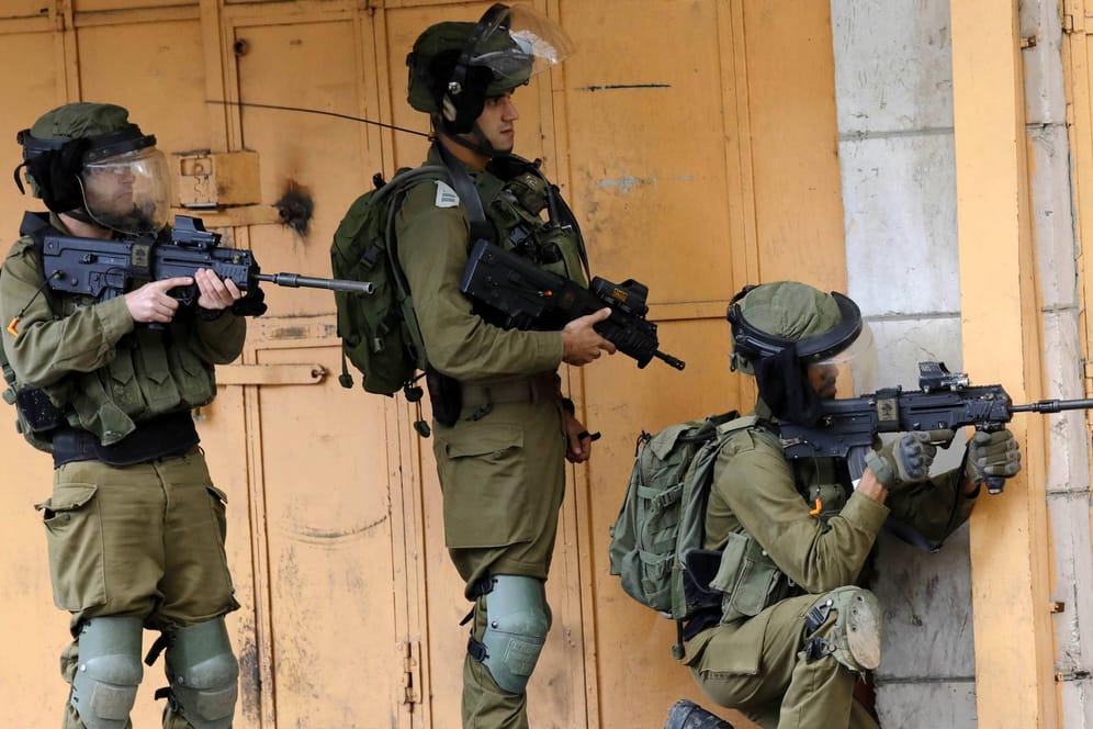 Mitglieder der israelischen Armee im Oktober 2018 bei Zusammenstößen zwischen Israelis und Palästinensern: Nach der Tötung von zwei mutmaßlichen palästinensischen Attentätern, tötete ein Palästinenser offenbar zwei Israelis und verletzte zwei weitere.