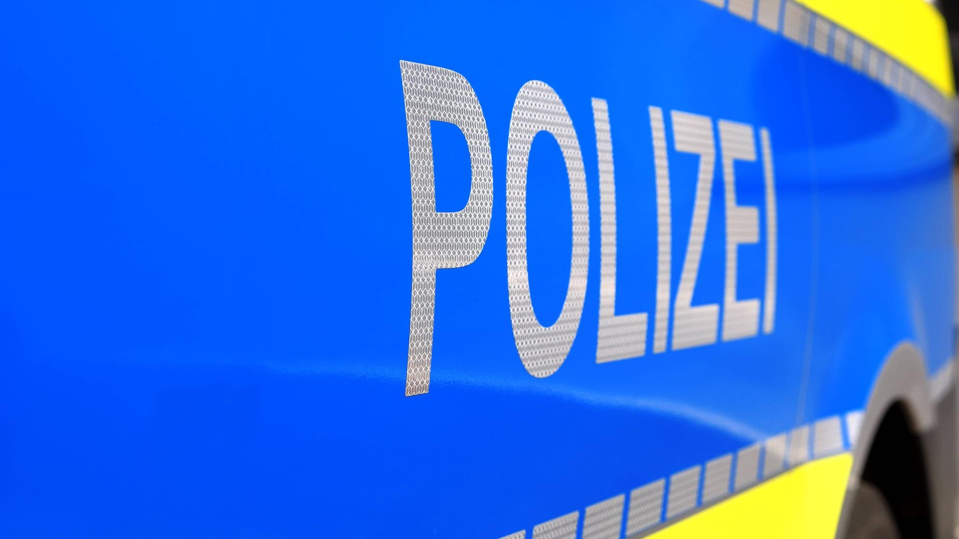 Ein Polizeifahrzeug aus Nordrhein-Westfalen: Am Busbahnhof in Düsseldorf hat die Polizei einen Fernreisebus mit 38 Mängeln an der Weiterfahrt nach Mazedonien gehindert. (Symbolbild) Ein Polizeifahrzeug aus Nordrhein-Westfalen: Am Busbahnhof in Düsseldorf hat die Polizei einen Fernreisebus mit 38 Mängeln an der Weiterfahrt nach Mazedonien gehindert. (Symbolbild)