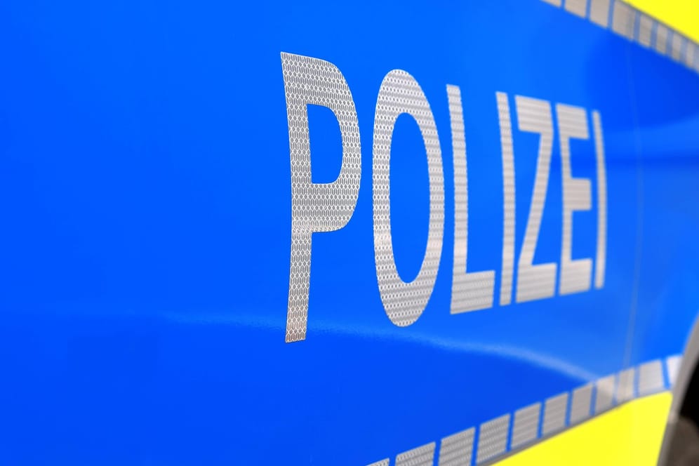 Ein Polizeifahrzeug aus Nordrhein-Westfalen: Am Busbahnhof in Düsseldorf hat die Polizei einen Fernreisebus mit 38 Mängeln an der Weiterfahrt nach Mazedonien gehindert. (Symbolbild)