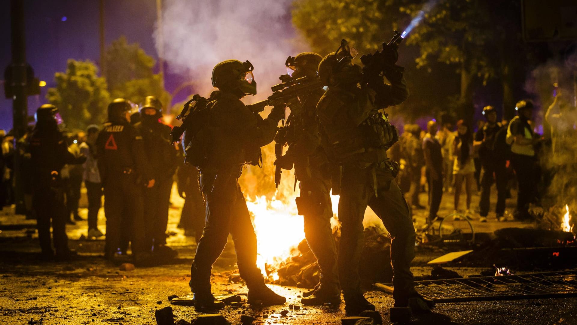 Ausschreitungen beim G20-Gipfel 2017 in Hamburg: Die Polizei fahndet immer noch nach vielen Tatverdächtigen.