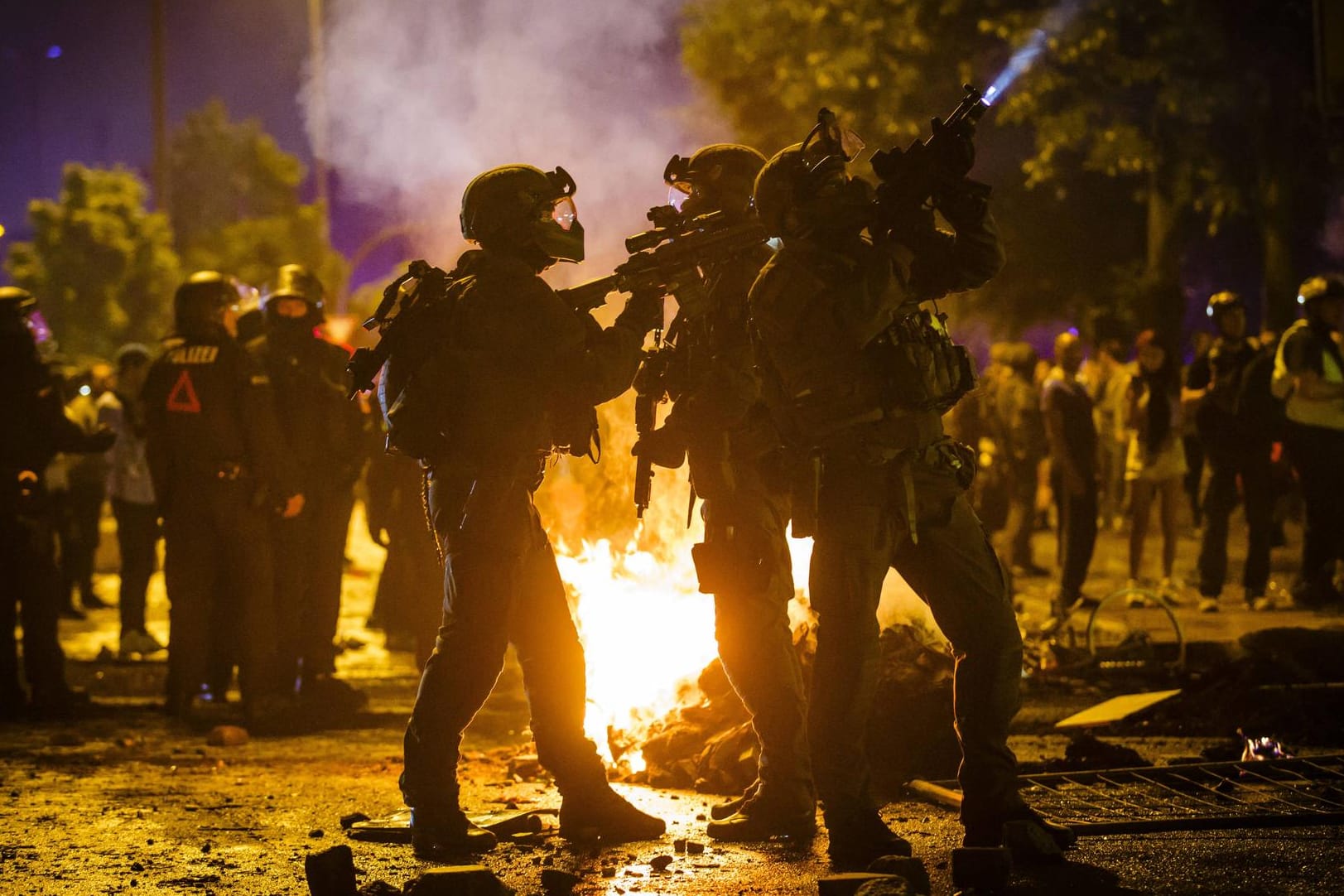 Ausschreitungen beim G20-Gipfel 2017 in Hamburg: Die Polizei fahndet immer noch nach vielen Tatverdächtigen.