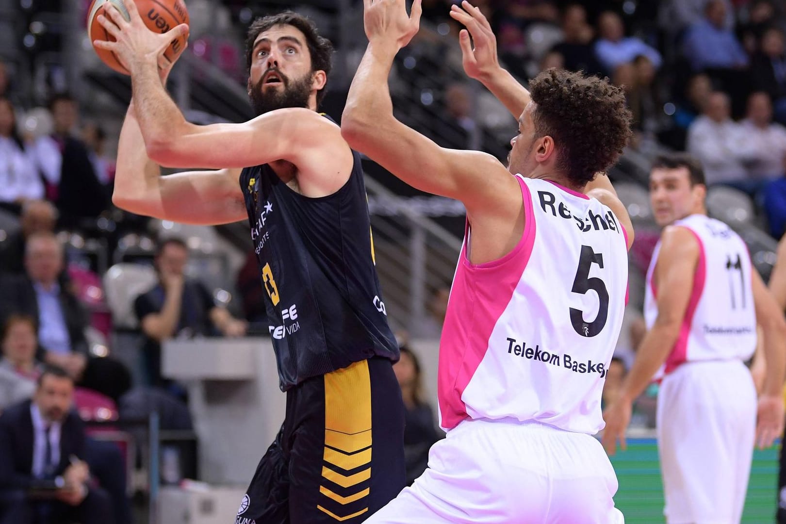 Basketballspieler: "Telekom Sport" überträgt Spiele der deutschen Basketballliga. Im Dezember können MagentaTV-Kunden für ein paar Tage kostenlos reinschnuppern.