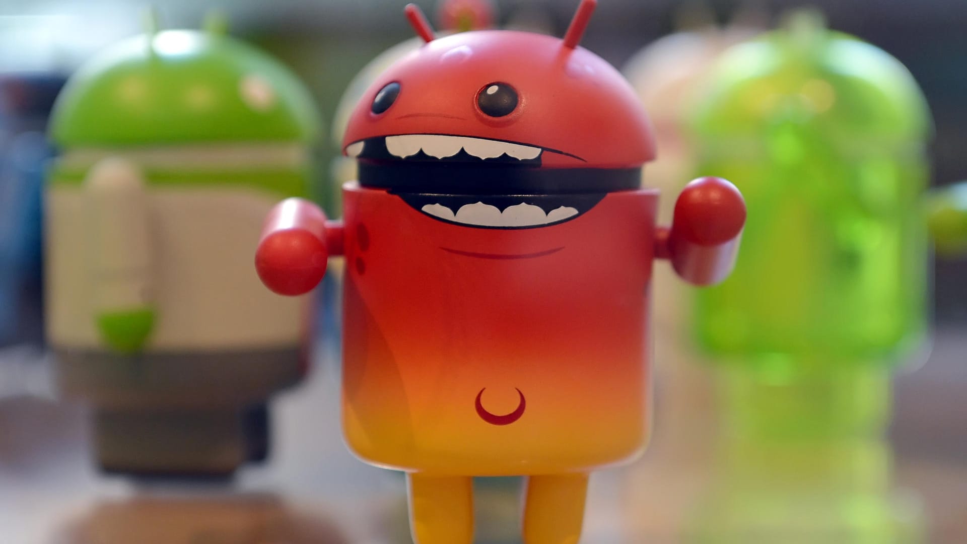 Ein "infiziertes" Bugdroid: Kriminelle schmuggeln regelmäßige Schad-Apps in den Google Play Store.