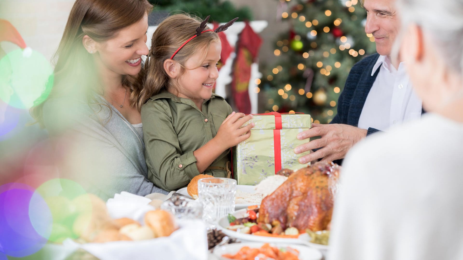 Familie zu Weihnachten am Tisch