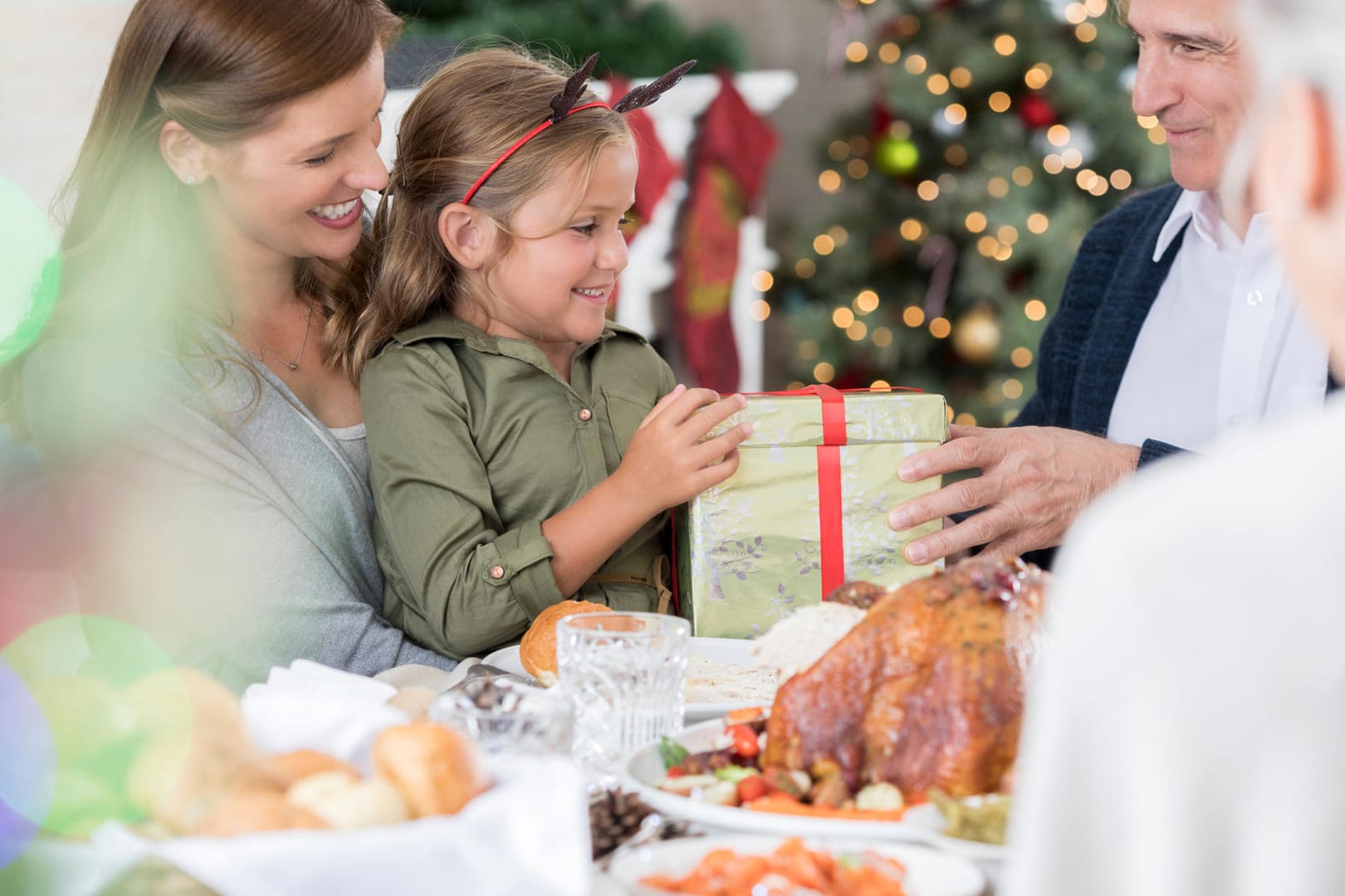 Familie zu Weihnachten am Tisch