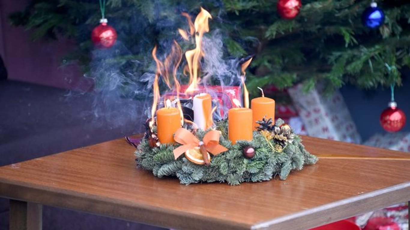 Echte Kerzen im Weihnachtsschmuck bergen eine hohe Brandgefahr.