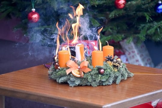 Echte Kerzen im Weihnachtsschmuck bergen eine hohe Brandgefahr.