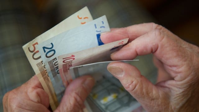 Bares Geld: Es lohnt sich, mit dem Abschluss der Betriebsrente bis zum nächsten Jahr zu warten. Denn dann müssen Arbeitgeber diese Form der Altersvorsorge bezuschussen. Bares Geld: Es lohnt sich, mit dem Abschluss der Betriebsrente bis zum nächsten Jahr zu warten. Denn dann müssen Arbeitgeber diese Form der Altersvorsorge bezuschussen.