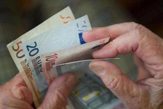 Bares Geld: Es lohnt sich, mit dem Abschluss der Betriebsrente bis zum nächsten Jahr zu warten. Denn dann müssen Arbeitgeber diese Form der Altersvorsorge bezuschussen.