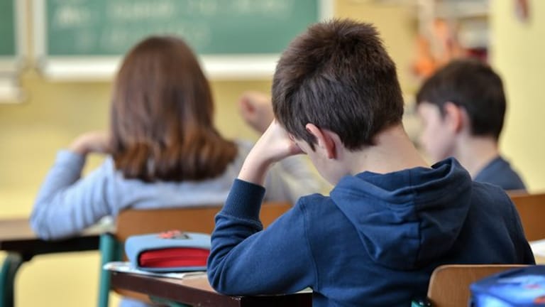 Wenn Kinder an Kopfschmerzen leiden, kann das auch am Stress in der Schule liegen.