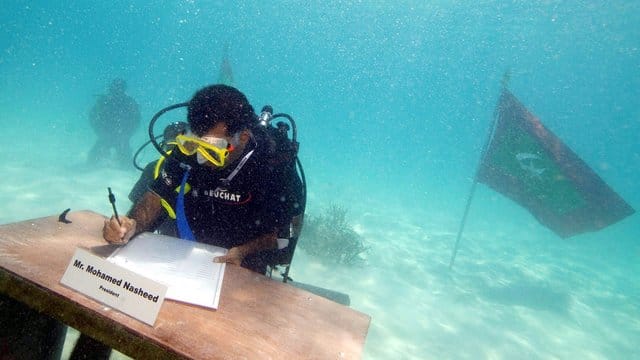 Hilfeschrei: Mohamed Nasheed, damals Präsident der Malediven, bei der weltweit ersten Unterwasser-Kabinettssitzung einer Regierung im Jahr 2009.