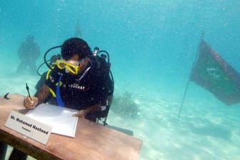 Hilfeschrei: Mohamed Nasheed, damals Präsident der Malediven, bei der weltweit ersten Unterwasser-Kabinettssitzung einer Regierung im Jahr 2009.