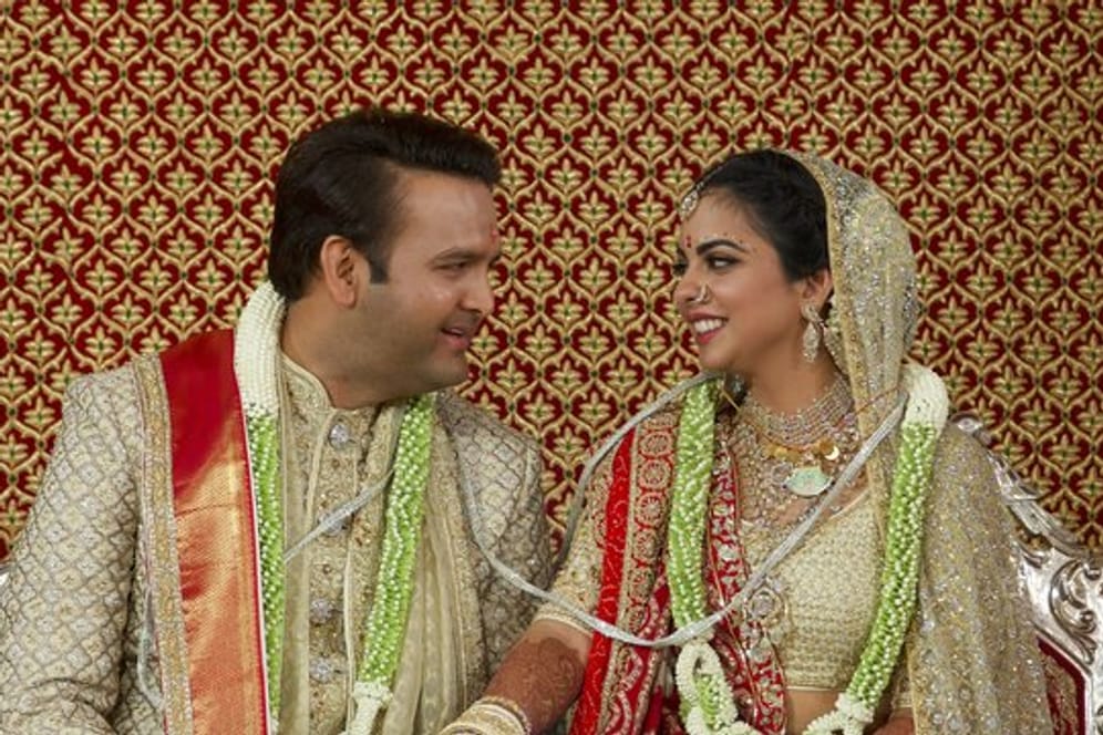 Isha Ambani (r) und Anand Piramal bei ihrer Hochzeit.
