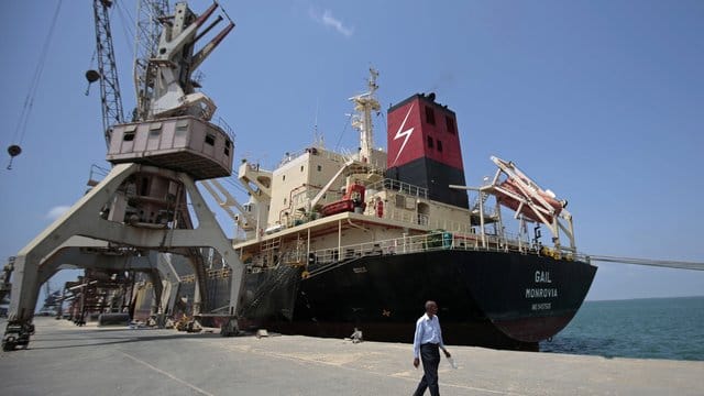 Ein Frachtschiff liegt im Hafen der jemenitischen Stadt Hudaida.