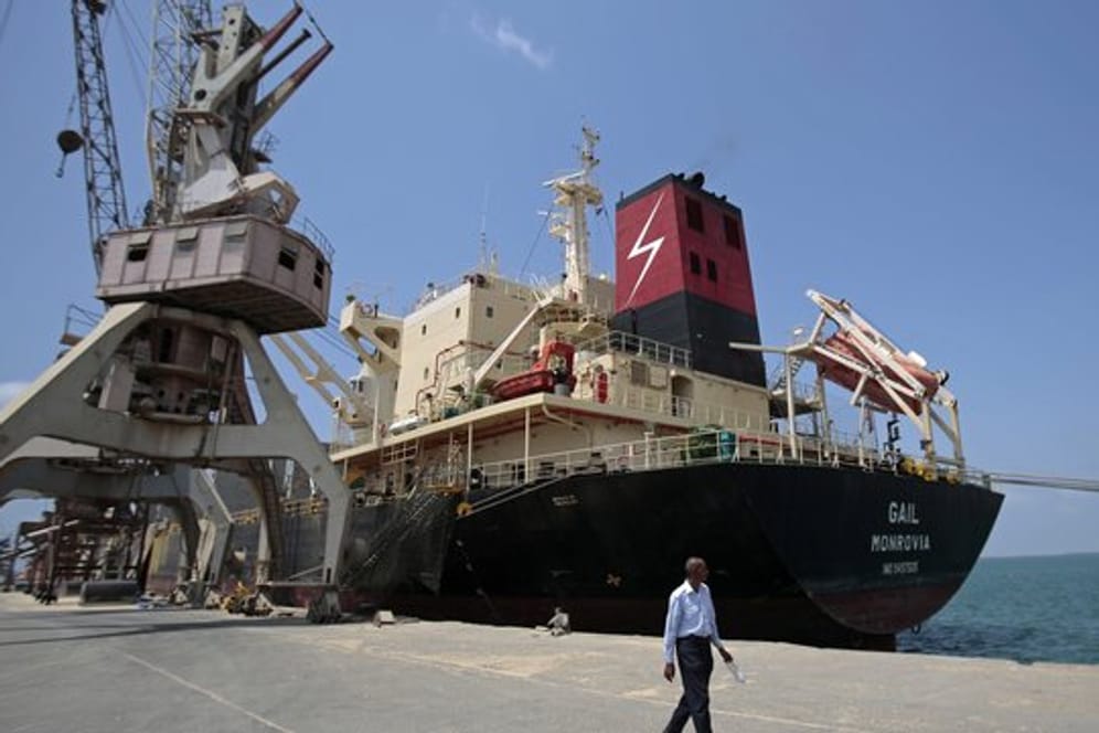 Ein Frachtschiff liegt im Hafen der jemenitischen Stadt Hudaida.