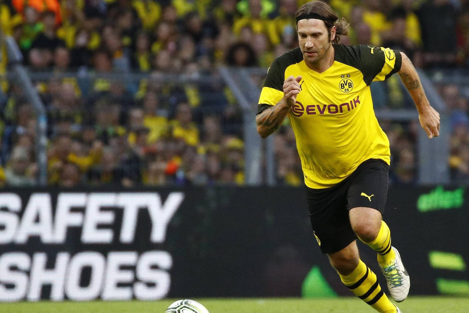 Schnürt bald wieder die Fußballschuhe: Torsten Frings, hier beim Abschiedsspiel von Roman Weidenfeller im September.