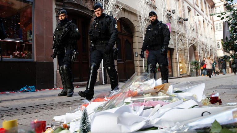 Polizisten in Straßburg am Ort des Attentats: Der Schütze soll sich im Gefängnis radikalisiert haben.