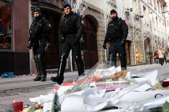 Polizisten in Straßburg am Ort des Attentats: Der Schütze soll sich im Gefängnis radikalisiert haben.