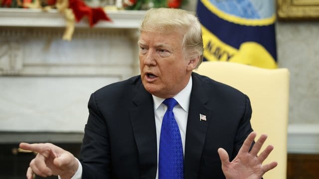 "Ich habe Michael Cohen nie angewiesen, gegen das Gesetz zu verstoßen", schrieb Trump auf Twitter und dementiert damit jegliches Fehlverhalten. "Ich habe Michael Cohen nie angewiesen, gegen das Gesetz zu verstoßen", schrieb Trump auf Twitter und dementiert damit jegliches Fehlverhalten.