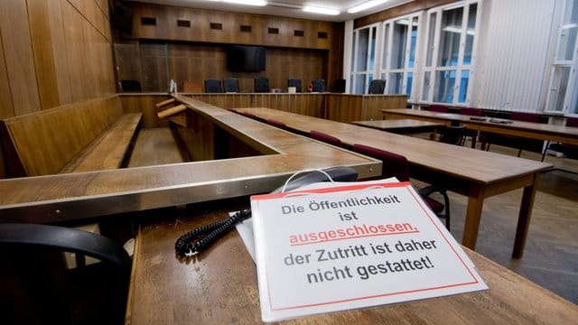 Weil sich sein Zustand verschlechtern könnte, hat die Verteidigung die Verhandlung hinter verschlossenen Türen beantragt. Weil sich sein Zustand verschlechtern könnte, hat die Verteidigung die Verhandlung hinter verschlossenen Türen beantragt.
