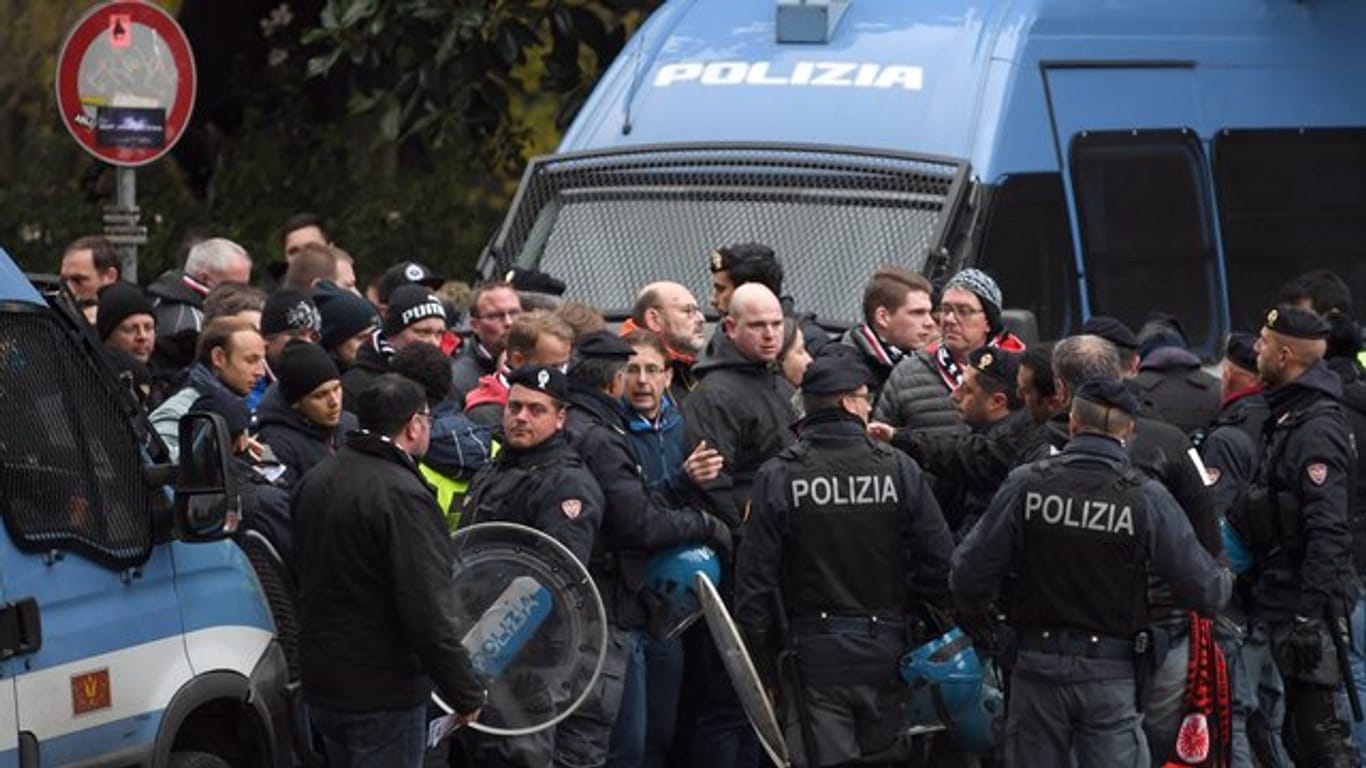 Fans von Eintracht Frankfurt werden von der Polizei bewacht.