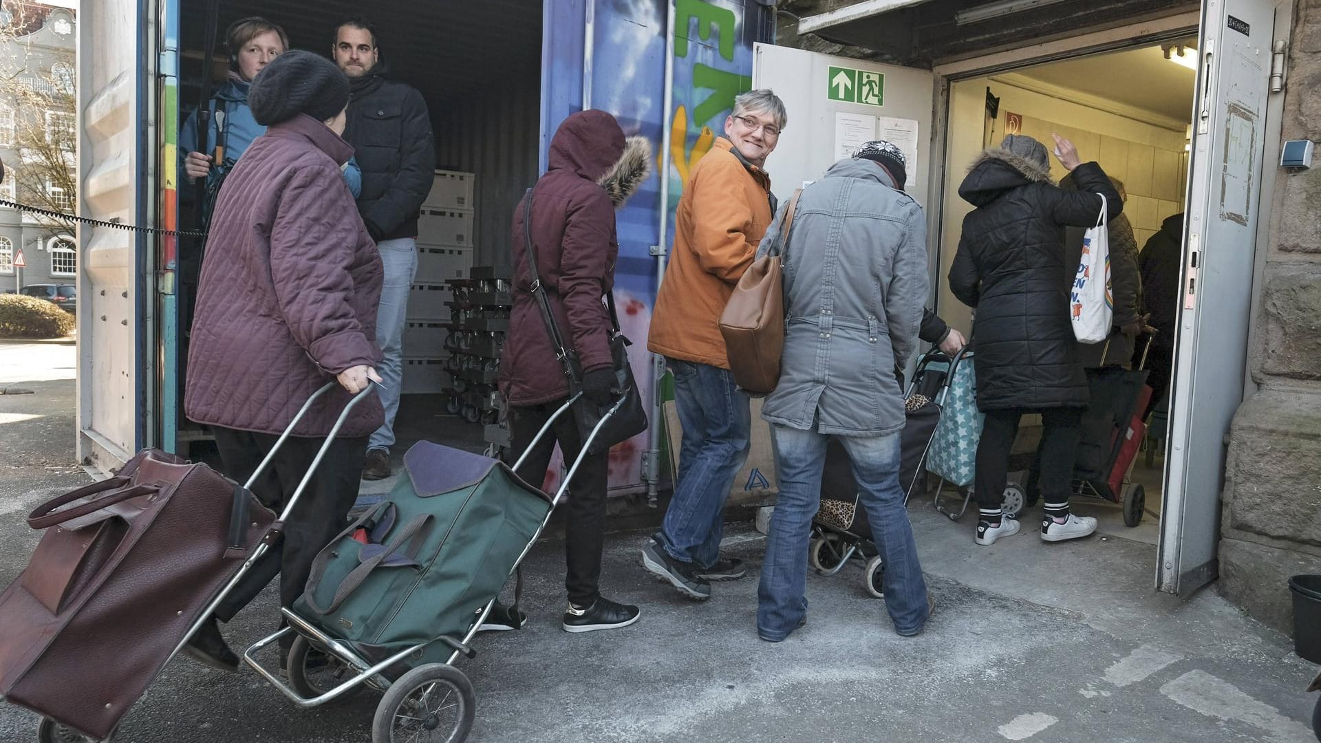 Kunden in der Essener Tafel: Weil das Verhältnis von deutschen Bedürftigen und welchen mit Migrationshintergrund nicht mehr stimmte, entschlossen sich die Verantwortlichen für den umstrittenen Schritt.