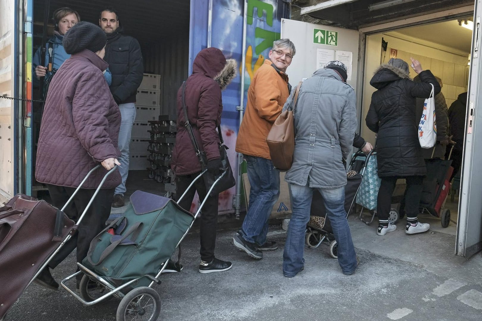 Kunden in der Essener Tafel: Weil das Verhältnis von deutschen Bedürftigen und welchen mit Migrationshintergrund nicht mehr stimmte, entschlossen sich die Verantwortlichen für den umstrittenen Schritt.