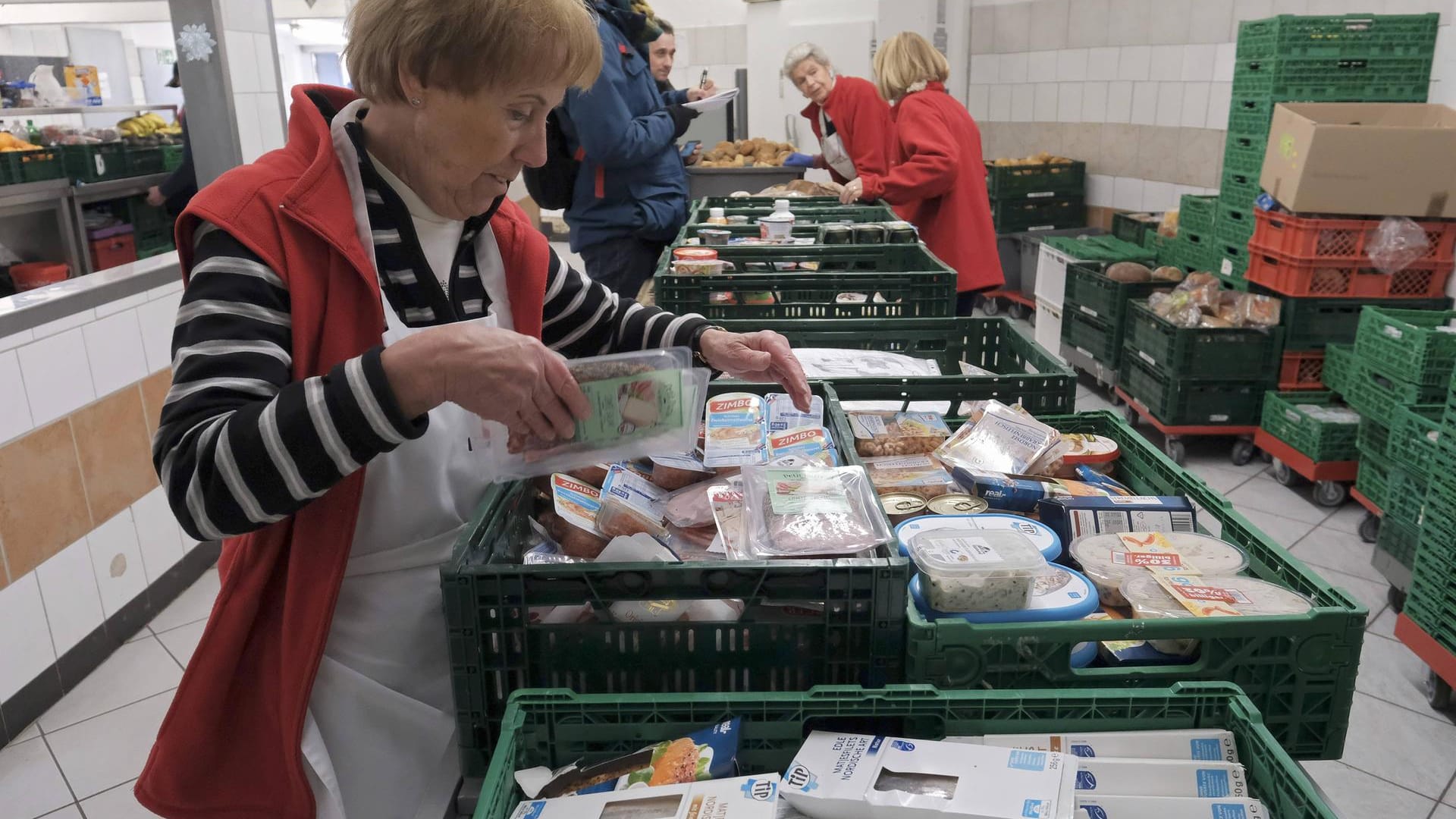 Mitarbeiter der Essener Tafel: Kritik musste Chef Jörg Sartor von anderen Einrichtungen einstecken.