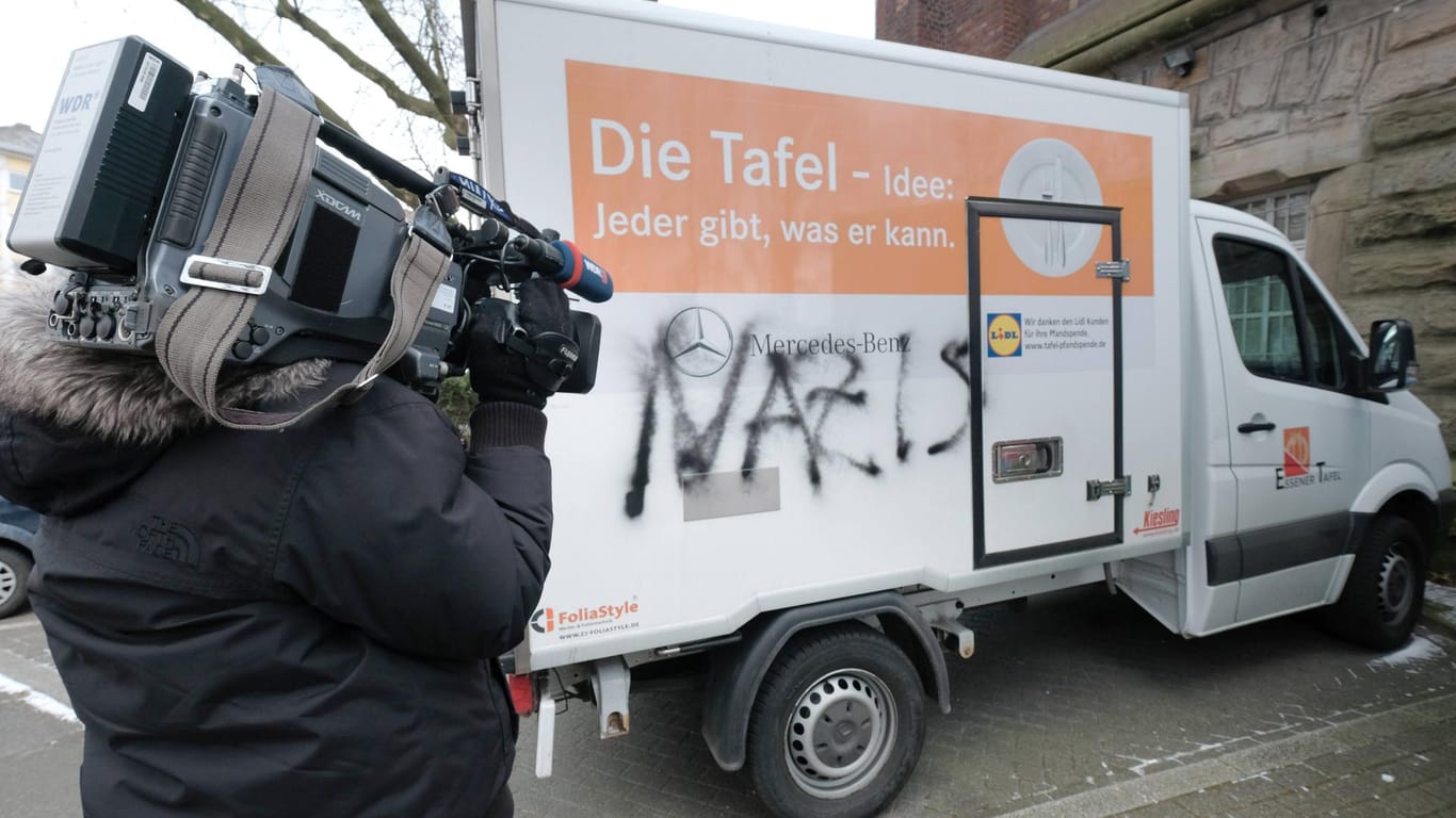 Nachdem die Entscheidung der Essener Tafel öffentlich wurde, beschmierten Unbekannte die Wagen der Einrichtung. Immer mit dabei in dieser Zeit: Kamerateams.