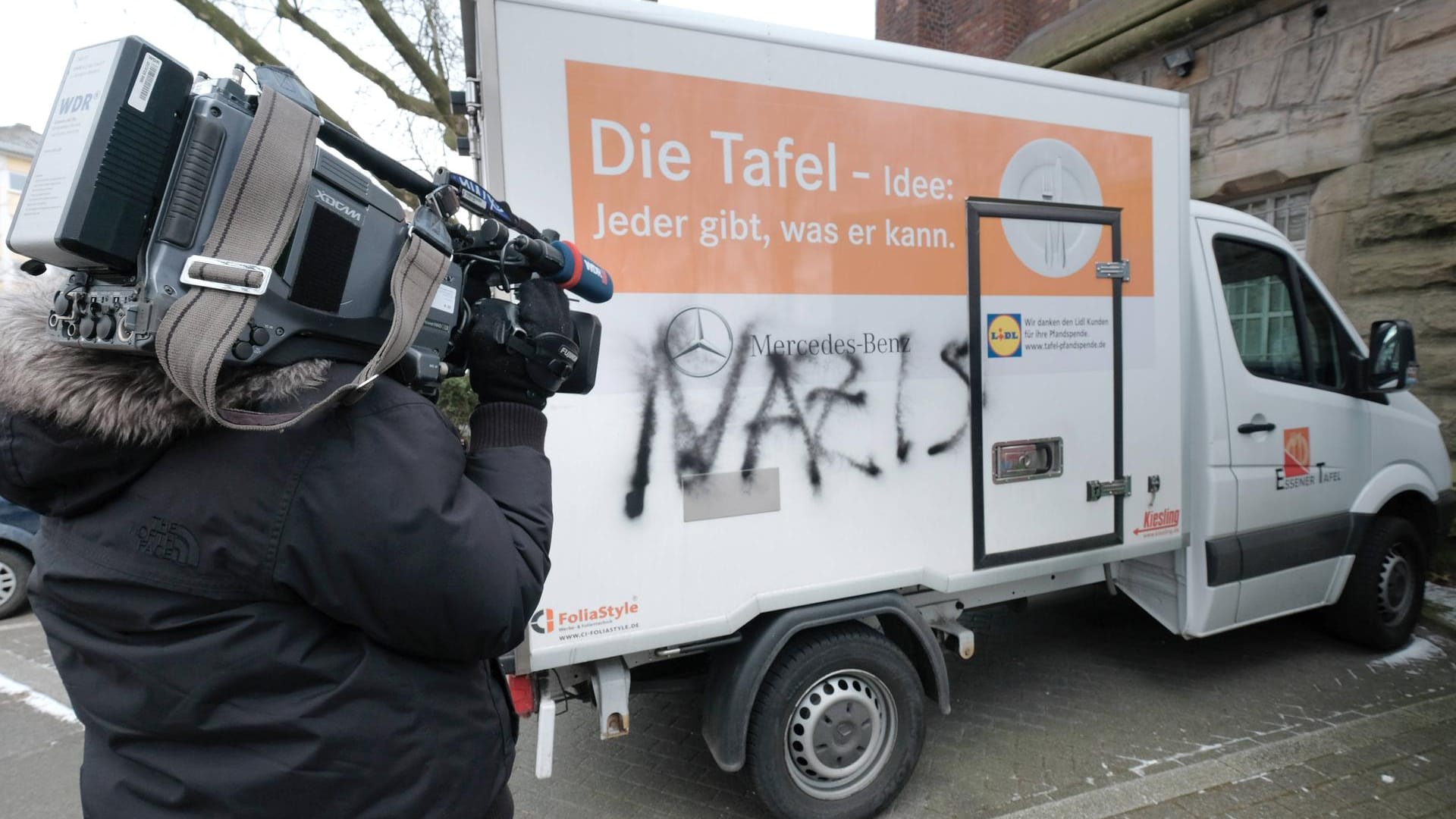 Nachdem die Entscheidung der Essener Tafel öffentlich wurde, beschmierten Unbekannte die Wagen der Einrichtung. Immer mit dabei in dieser Zeit: Kamerateams.