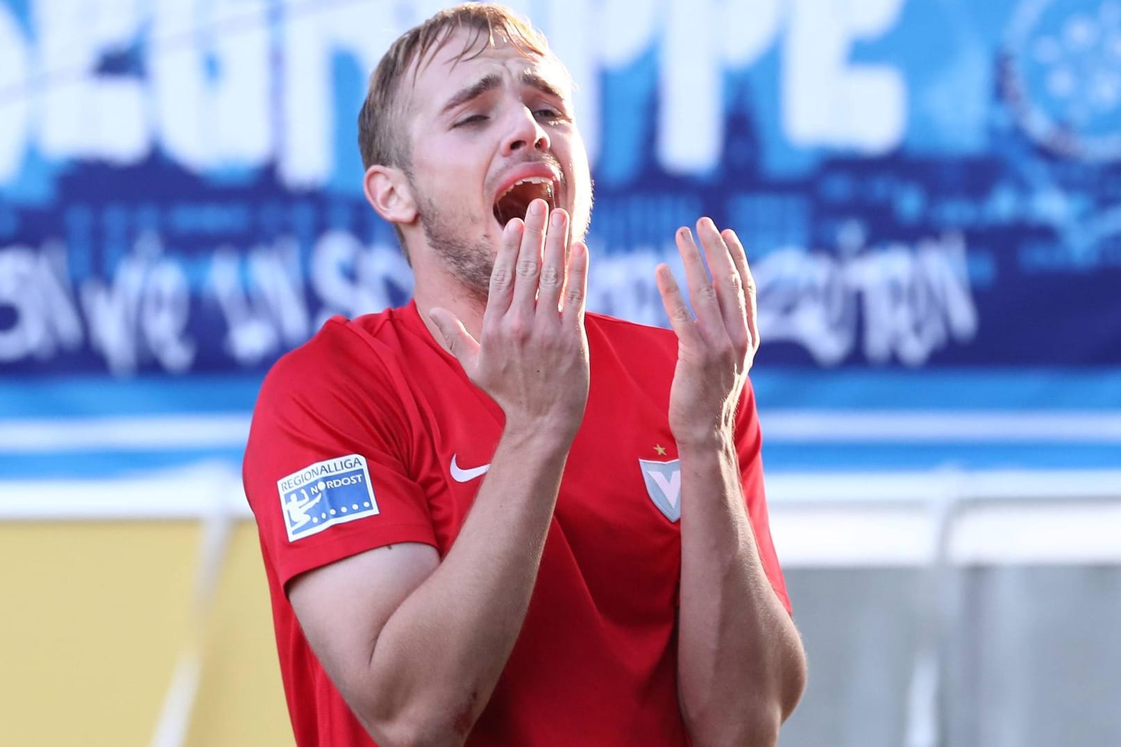 Traurige Nachrichten für Cimo Röcker (im Bild) und Viktoria Berlin: Der Traditionsklub ist pleite.
