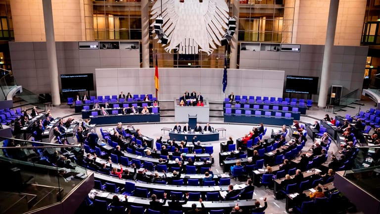 Bundestag: Mitglieder des Deutschen Bundestages haben über den Gesetzentwurf "Änderung der in das Geburtenregister einzutragenden Angaben" abgestimmt.