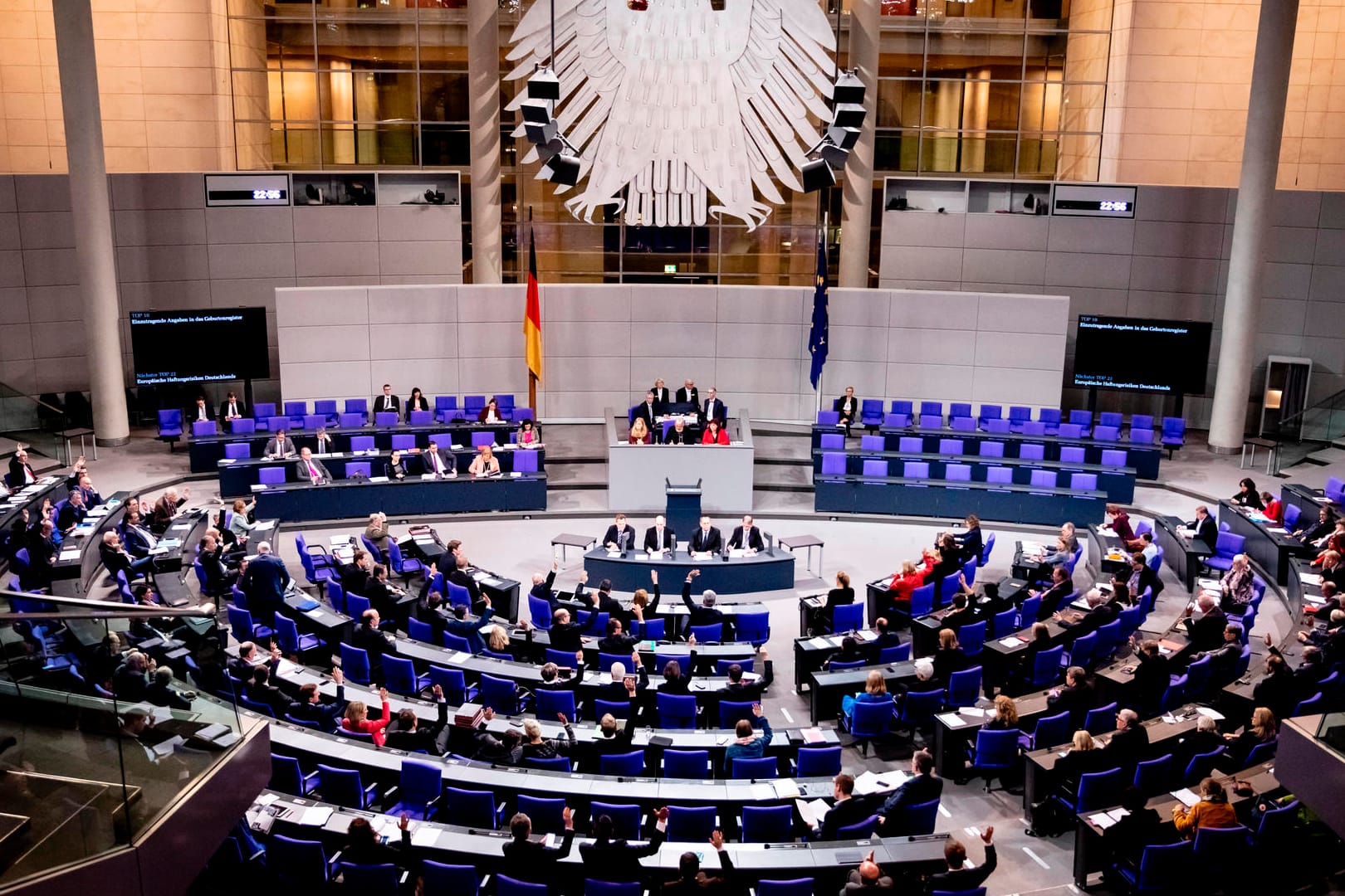 Bundestag: Mitglieder des Deutschen Bundestages haben über den Gesetzentwurf "Änderung der in das Geburtenregister einzutragenden Angaben" abgestimmt.