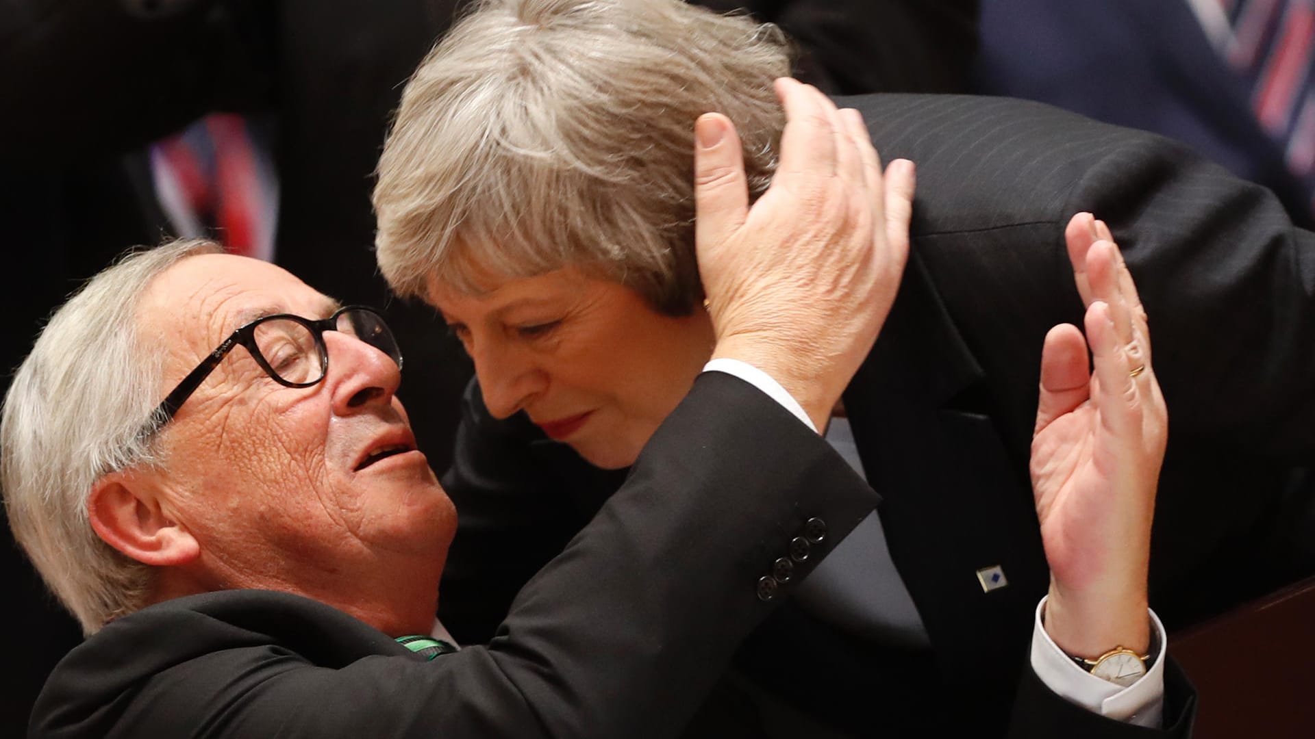 Jean-Claude Juncker, Präsident der Europäischen Kommission, begrüßt Theresa May, Premierministerin von Großbritannien: In Brüssel sind die EU-Staats- und Regierungschefs zum EU-Gipfel zusammengekommen.