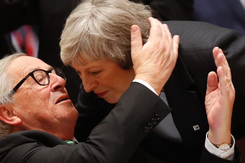 Jean-Claude Juncker, Präsident der Europäischen Kommission, begrüßt Theresa May, Premierministerin von Großbritannien: In Brüssel sind die EU-Staats- und Regierungschefs zum EU-Gipfel zusammengekommen.