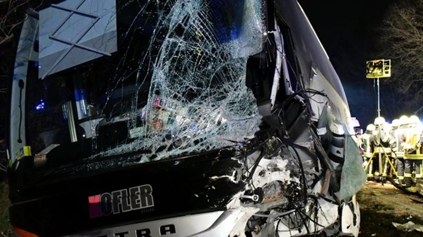 Das Wrack eines Reisebusses: Bei einem Unfall auf der B26 sind 22 Menschen verletzt worden.