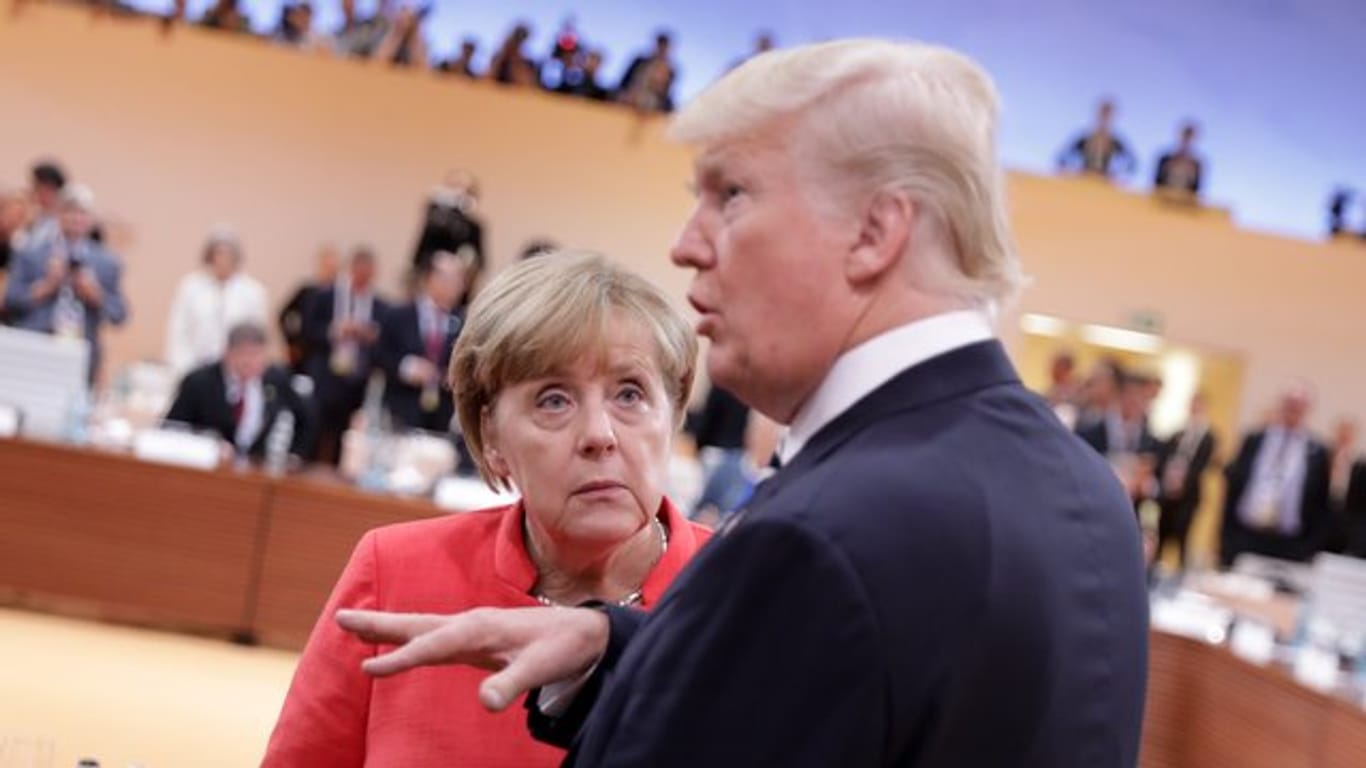 Der Präsident der Vereinigten Staaten von Amerika, Donald Trump, und Bundeskanzlerin Angela Merkel kommen beim G20-Gipfel 2017 in Hamburg zusammen.