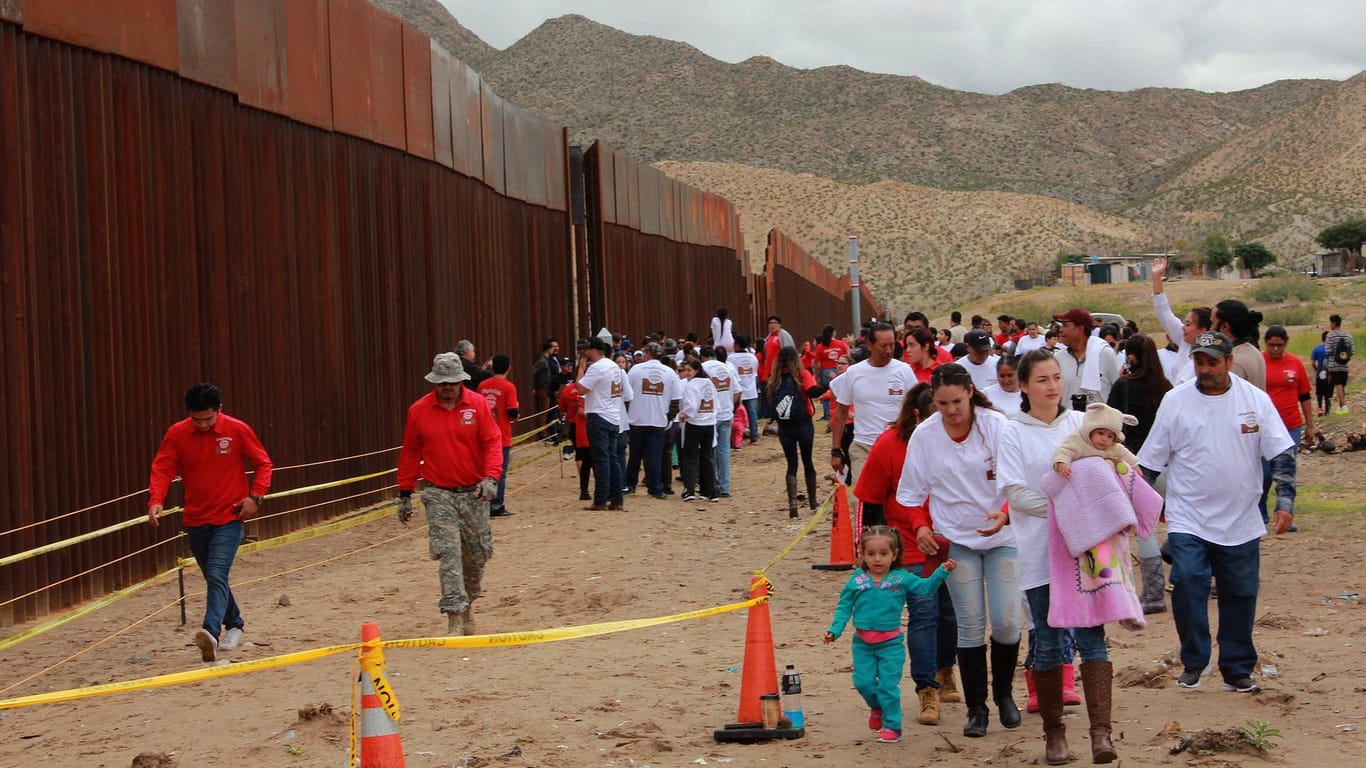 Der Grenzzaun zwischen der mexikanischen Ciudad Juárez und dem texanischen El Paso in den USA: Eine siebenjährige hat ihre Flucht von Guatemala nach Amerika nicht überlebt. Nach Angaben der "Washington Post" starb sie in Grenzhaft an Dehydrierung. (Symbolbild)