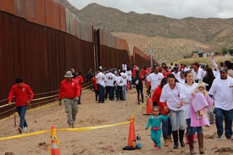 Der Grenzzaun zwischen der mexikanischen Ciudad Juárez und dem texanischen El Paso in den USA: Eine siebenjährige hat ihre Flucht von Guatemala nach Amerika nicht überlebt. Nach Angaben der "Washington Post" starb sie in Grenzhaft an Dehydrierung. (Symbolbild)