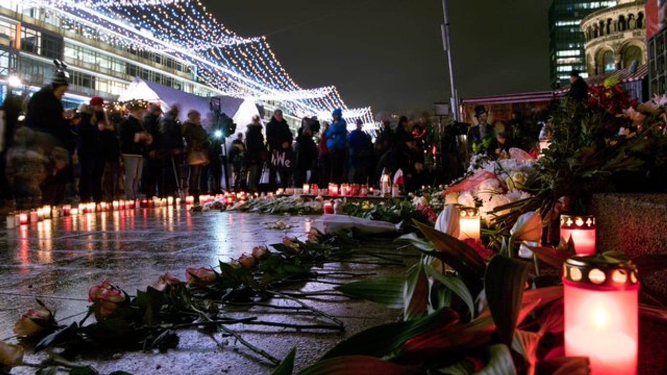 Menschen kommen zur Gedenkstätte für die Opfer des Terroranschlags in Berlin.