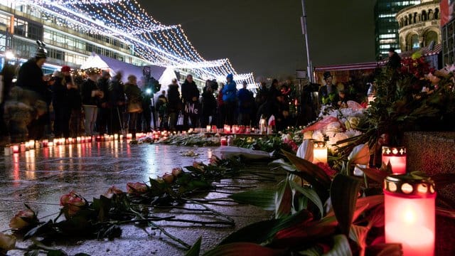 Menschen kommen zur Gedenkstätte für die Opfer des Terroranschlags in Berlin. Menschen kommen zur Gedenkstätte für die Opfer des Terroranschlags in Berlin.