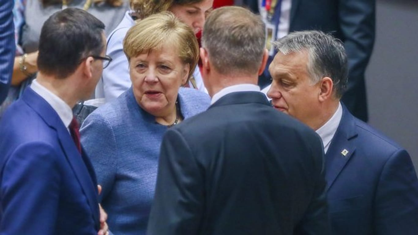 Bundeskanzlerin Angela Merkel im Gespräch mit Ungarns Ministerpräsident Viktor Orban (r-l), dem rumänischen Präsidenten Klaus Johannis und dem polnischen Regierungschef Mateusz Morawiecki.