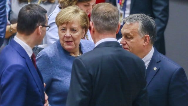 Bundeskanzlerin Angela Merkel im Gespräch mit Ungarns Ministerpräsident Viktor Orban (r-l), dem rumänischen Präsidenten Klaus Johannis und dem polnischen Regierungschef Mateusz Morawiecki.